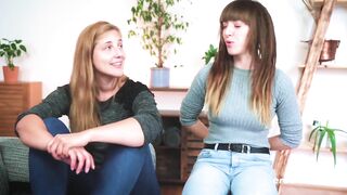 Ersties - Sinnliches lesbisches Vergnügen auf weißen Laken