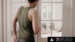 Sexy 19yo Babe Masturbates While Waiting For Her Man