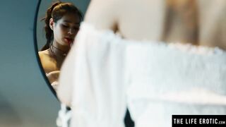 Watch this kinky Asian beauty drink her own hot golden pee
