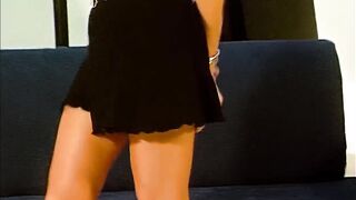 Blonde Solo Masturbation auf der Couch