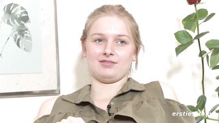 Ersties - Ginny erreicht einen beglückenden Höhepunkt mit einem riesigen Doppeldildo