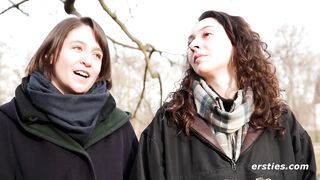 Ersties - Charlie L und Axelle nehmen zusammen ein heißes Bad