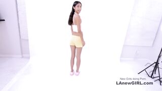 Horny Brunette finds it difficult not to reach orgasm 2 quickly