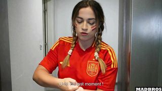 Une Supportrice Espagnole Au Gros Cul Baisée En Anal Et DP Dans Un Parking Après Le Match De Foot !!