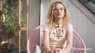 Ersties - Kitty S sonnige Fuß- und Dildospiele mit viel Körperöl