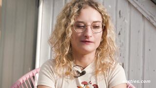 Ersties - Kitty S sonnige Fuß- und Dildospiele mit viel Körperöl