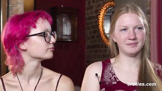 Ersties - Lesbische Mädels lecken sich gegenseitig die Muschi und stopfen sie mit Dildos