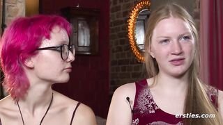 Ersties - Lesbische Mädels lecken sich gegenseitig die Muschi und stopfen sie mit Dildos