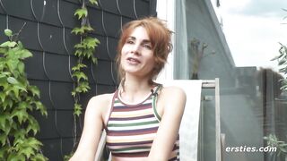 Ersties - Regina liebt es offen und kommt mit Vibrator zum Orgasmus