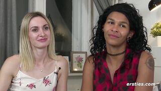Ersties - Micky M verwöhnt ihre lesbische Freundin Ruth mit zwei Vibratoren