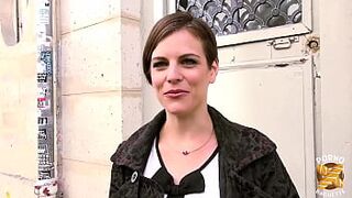 Marie, 28 years old, tries double penetration