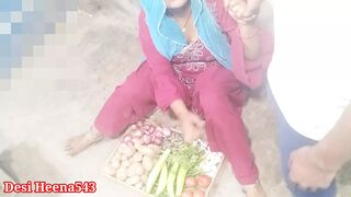 Vegetable bech rahi bhabhi ko patakar choda in clear hindi voice xxx indian desi bhabhi vegetables selling