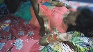 Bhabhi ke boyfriend ne pahle bhabhi ki saree kholi phir blouse or bra khol kar bhabhi ne dudh pilaya with Hindi talk