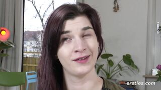 Ersties - Jade verwöhnt ihre rasierte Muschi mit einem Dildo vor dem Spiegel