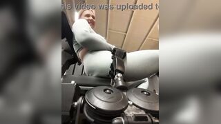 Crazy squirting while training in the gym