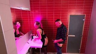 CAM IN THE PUBLIC TOILETTE IN THE NIGHT CLUB : FUCKING STRANGERS