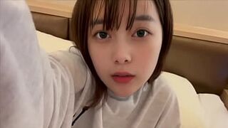[A female college student's masturbation routine] After college, she masturbates while slowly stroking her pussy, still smelly from her body odor.