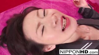 Skinny Japanese 's fuck ends in a creampie