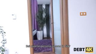 DEBT4k. Il collezionista è dalle belle forme del corpo degli st
