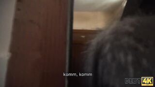 DEBT4k. Das arme Küken will mit dem teuren Auto, warum sie genagelt wird