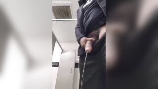 HUGE ROLL MALE PISSING IN THE BATHROOM