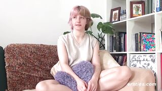 Ersties -22 Jahre alte Wienerin Sunny S masturbiert mit Anal-Dildo