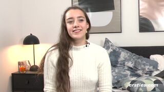 Yogalehrerin Medea aus Leipzig kommt mit Riesen-Dildo zum Höhepunkt