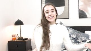 Yogalehrerin Medea aus Leipzig kommt mit Riesen-Dildo zum Höhepunkt