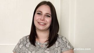 Ersties - Emma F aus Bremen masturbiert mit einem Glasdildo