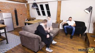 HUNT4K. Cutie seducente succhia e cacciatori di pecorina cazzo di fronte al maritino arrabbiato