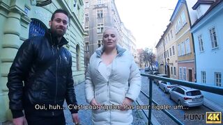 HUNT4K. Bombasse blonde à gros seins préfère les messieurs avec de l'argent