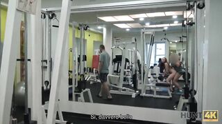 HUNT4K. Coniglietto ingenuo in palestra fa sesso con un maschio ricco