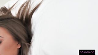 Hoe-tel Maid Freaks Out When She Gets More Than The Tip