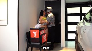 Big-bottomed MILF knows how to tip her delivery guys - Jean Paul & Sarah Black