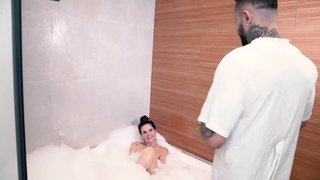 Threesome with a hot girl in the bathtub.