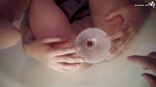 異物挿入。生卵を彼女の膣から体内に流し込む特殊な行為。こんな美人が自らおまんこを開いてくれるなんて、彼女は痴女確定。立ちバックでガラスにおっぱい押し付けて...