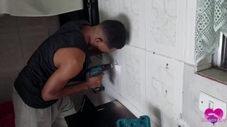 She squirted while giving her ass to the bricklayer.