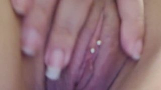 Novinha mostrando os peitos e a buceta