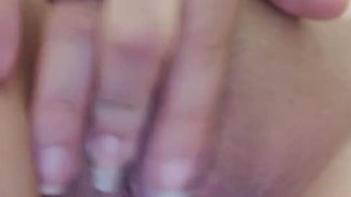 Novinha mostrando os peitos e a buceta