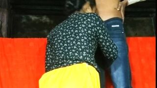 Desibhabhi ke pati ne pahali baar Neha ki chut chati aur sex