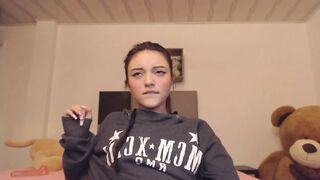 Innocent-faced girl masturbates live while she lets you see