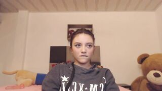 Innocent-faced girl masturbates live while she lets you see