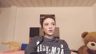 Innocent-faced girl masturbates live while she lets you see