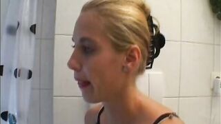 Blonde im Bad gefilmt schoene Rasur der Fotze