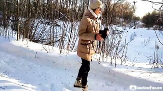 Stepsister gives a fantastic blowjob while outdoors
