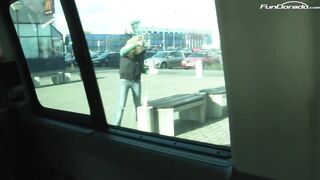 Tittenfick im Bumsbus mit Annie Angel geiler Sau