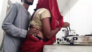Kaam Wali Ladki Ko Chai Banate Samy Kitchen Me Patak Ke Pel Diya