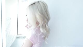 Petite lady Kate Bloom treated with fat cock and big facial
