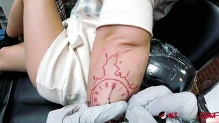 Adorable brunette stepsisters get matching tattoos then take turns sucking a big cock