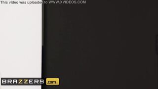 Horny babe (Paige Owens) gets DP in threesome - Brazzers